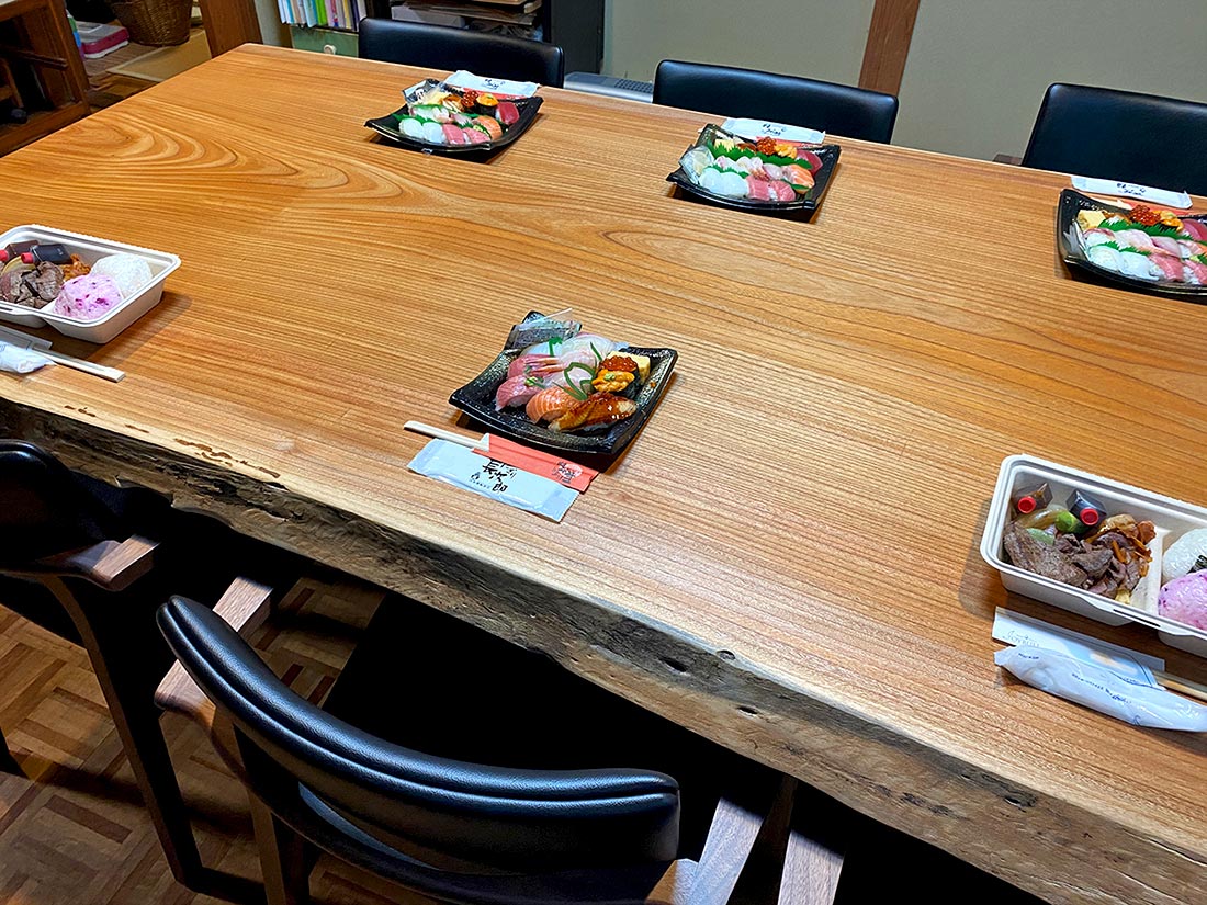 欅(ケヤキ)無垢一枚板ダイニングテーブルの納品事例