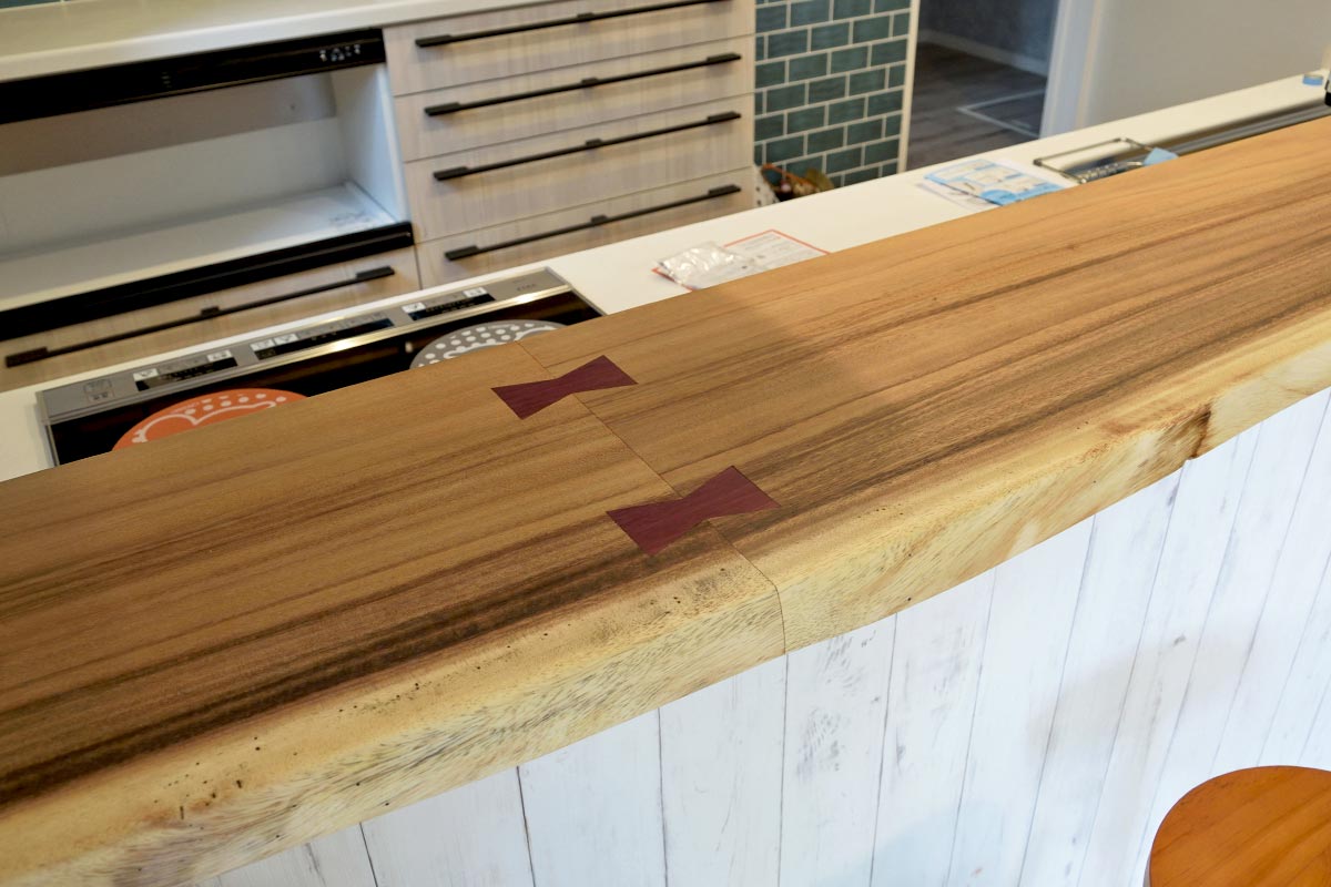 モンキーポッド無垢一枚板ダイニングテーブル・キッチンカウンターの納品事例