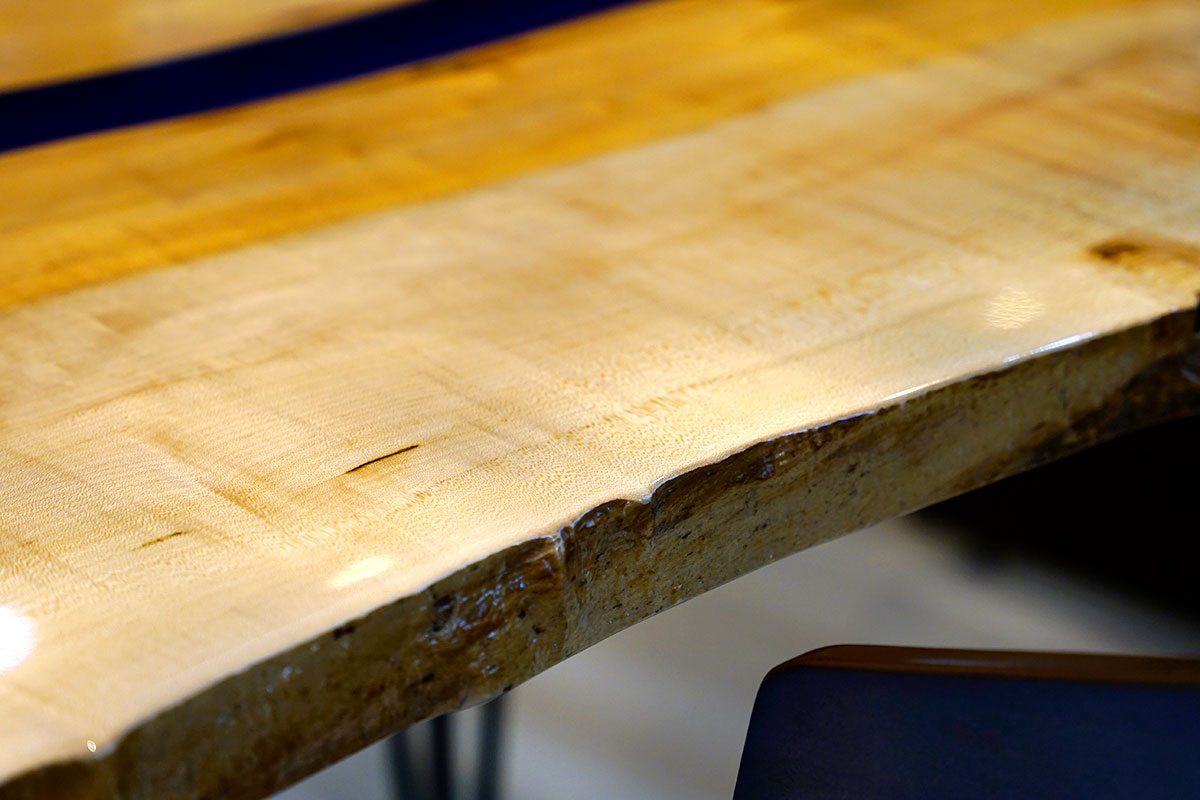 楓無垢一枚板・レジン加工ダイニングテーブル・リバーテーブルの納品事例