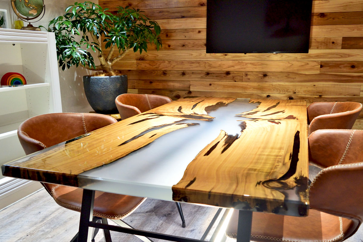 屋久杉無垢一枚板とレジンのテーブル納品事例
