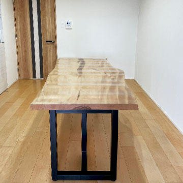 栃のダイニングテーブル（栃(トチ)無垢一枚板ダイニングテーブル）